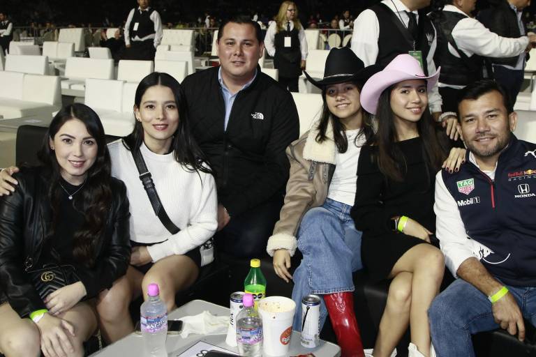 Cantan y bailan sinaloenses junto a Christian Nodal en su concierto en Culiacán