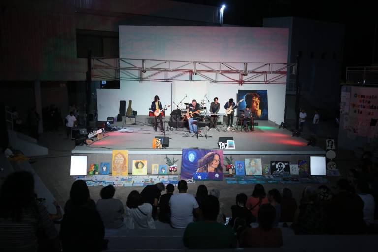 Entre pinturas, teatro y música, rinden tributo a John Lennon