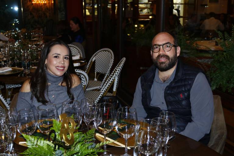 Festejan clientes y amigos 18 años del Restaurante Cayenna