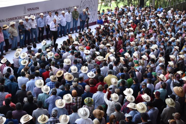 Rocha Moya atiende a agricultores; aún no logran el precio que piden