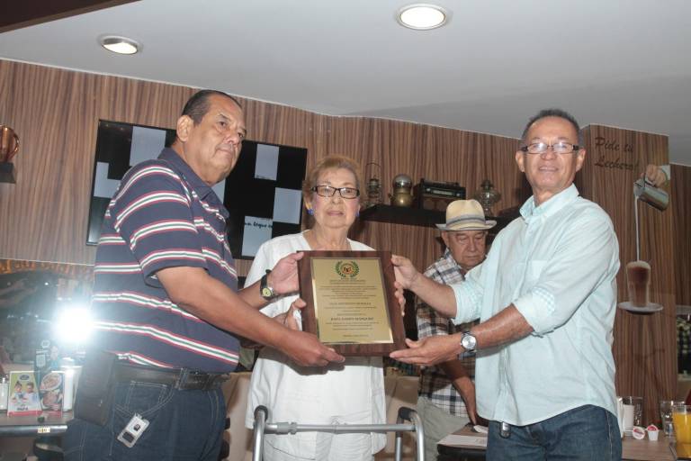 Socios del Club Muralla reciben homenaje póstumo