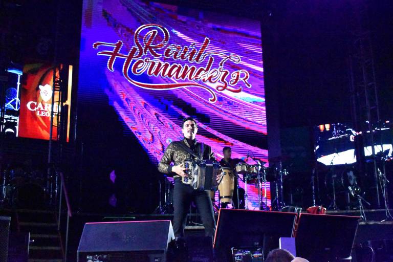 Bailan, brindan y cantan sinaloenses con Carin León