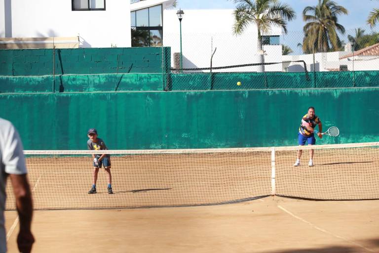 Dinastía Tostado debuta con éxito en Copa Carnaval de Tenis