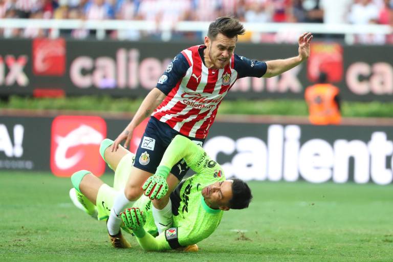 Sinaloense Jesús Angulo se perderá la liguilla con Chivas tras sufrir fractura