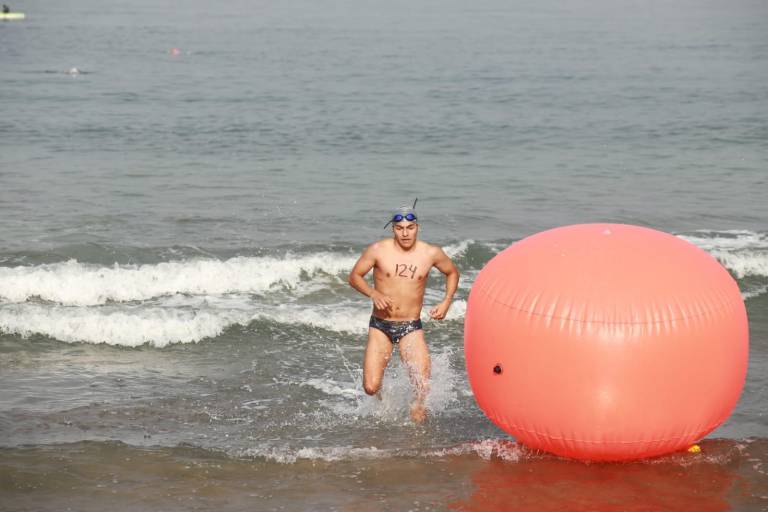 Dominan las olas Tirado y Cid, en Puntuable de Natación