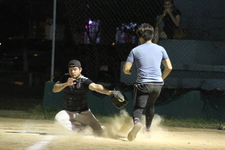 Pseudo Tenistas dividen triunfos en la Liga de Softbol Municipal de Mazatlán