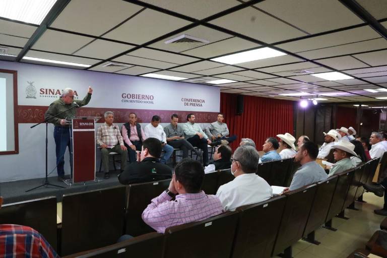 Expone Rocha Moya a productores propuestas para atender el campo sinaloense en una reunión privada