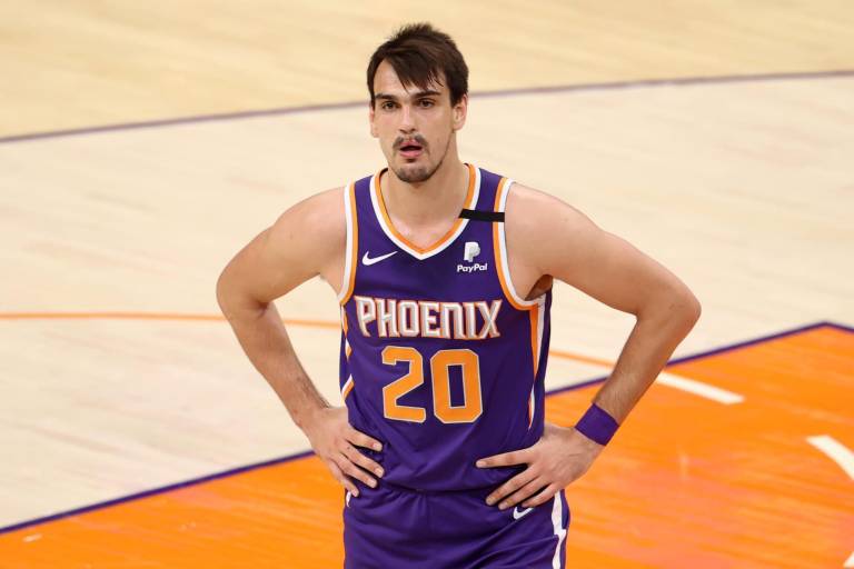 Dario Saric sufre una grave lesión en su rodilla derecha y es baja indefinida en Phoenix Suns