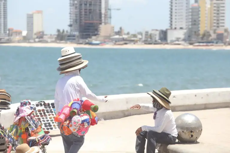 Mazatlán resiste jornada sofocante con sensación térmica de 38 °C y humedad elevada