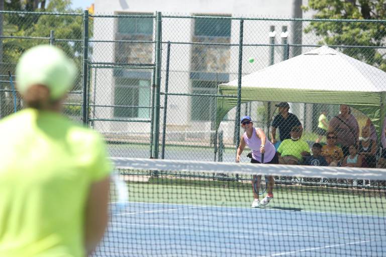 Domina Muralla a Club Cachoras en Tenis Bajo Techo