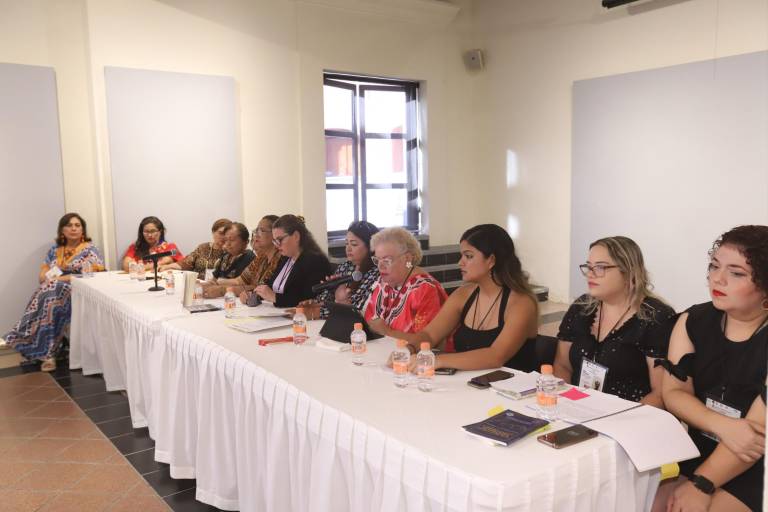Participan escritoras sinaloenses en una tarde literaria