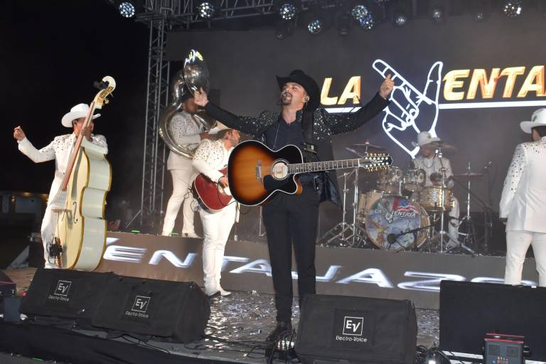 Celebra Aneudi Rendón su cumpleaños con una fiesta texana