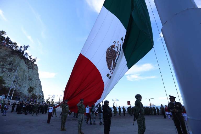 Celebran en Mazatlán el 83 aniversario del Día de la Bandera