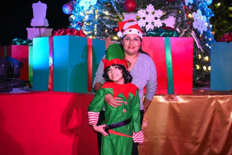Disfrutan chicos y grandes del Encendido del Árbol de la Navidad