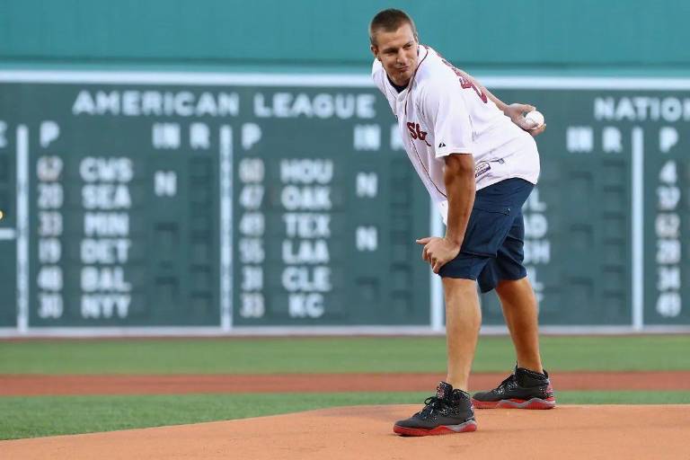 ‘Gronk’ hizo el pitcheo ceremonial... ¿o celebró un touchdown?