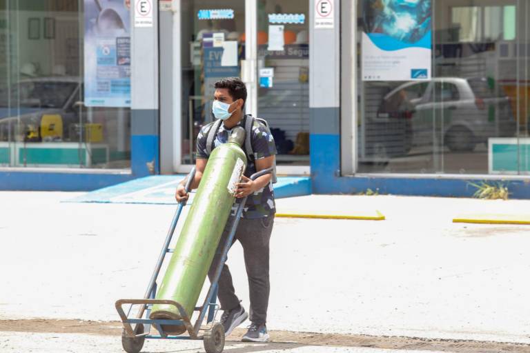José camina con un ‘diablito’ y un tanque para que le surtan oxígeno para su abuelo, enfermo de Covid-19