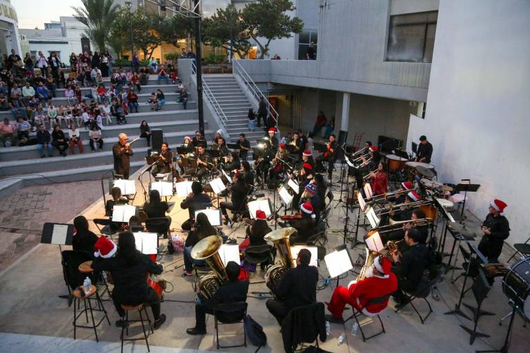 Disfrutan chicos y grandes del Encendido del Árbol de la Navidad
