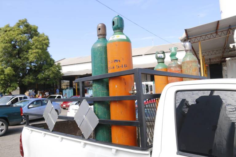 Desde muy temprano, la espera es larga por un tanque de oxígeno en Culiacán