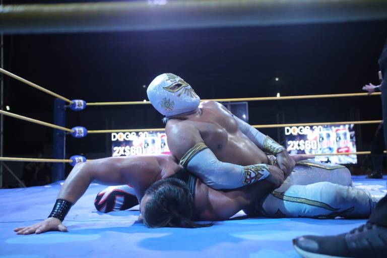 Místico sale con el brazo en alto en su regreso a Mazatlán