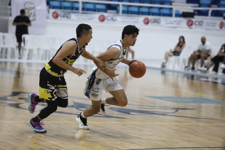 Piratas Basketball vuelve a sufrir en casa, ahora cae ante Escuderos