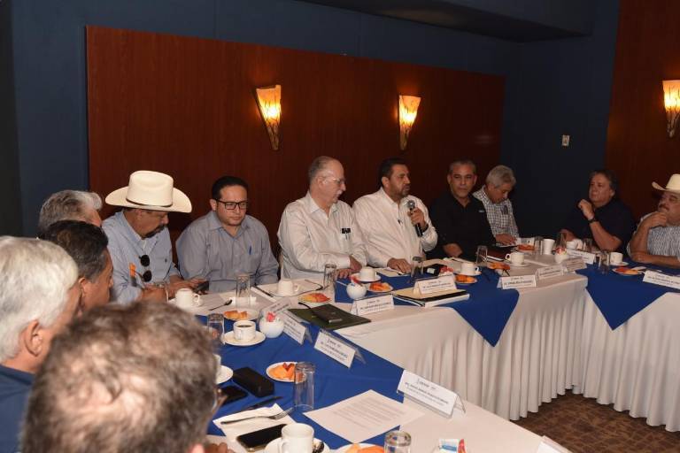 Se reúne Julio Berdegué con líderes agrícolas de Sinaloa a fin de ‘ajustar’ programas para próxima administración
