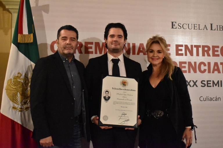 Obtienen su título como licenciados en derecho