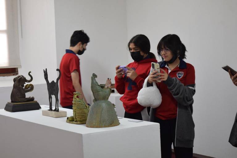 Se acercan estudiantes al arte