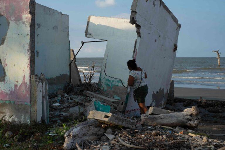 $!Una de las casas afectadas por la erosión costera que sufre El Bosque.