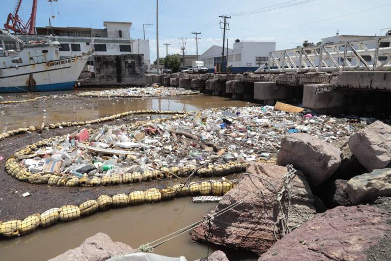 Logran con biobarda retener toneladas de basura en Mazatlán