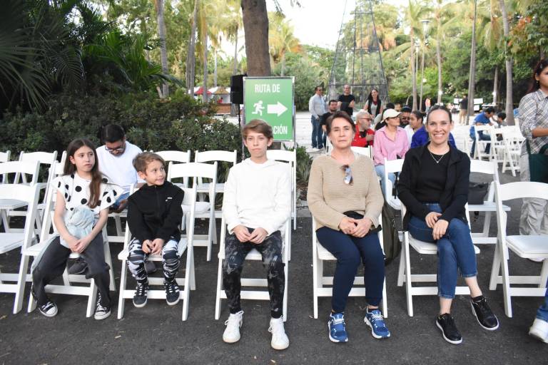 Disfrutan del comienzo de la Navidad en el Jardín Botánico