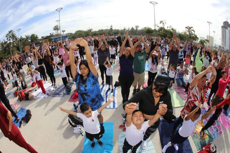 Pequeñines de preescolar practican yoga de manera masiva