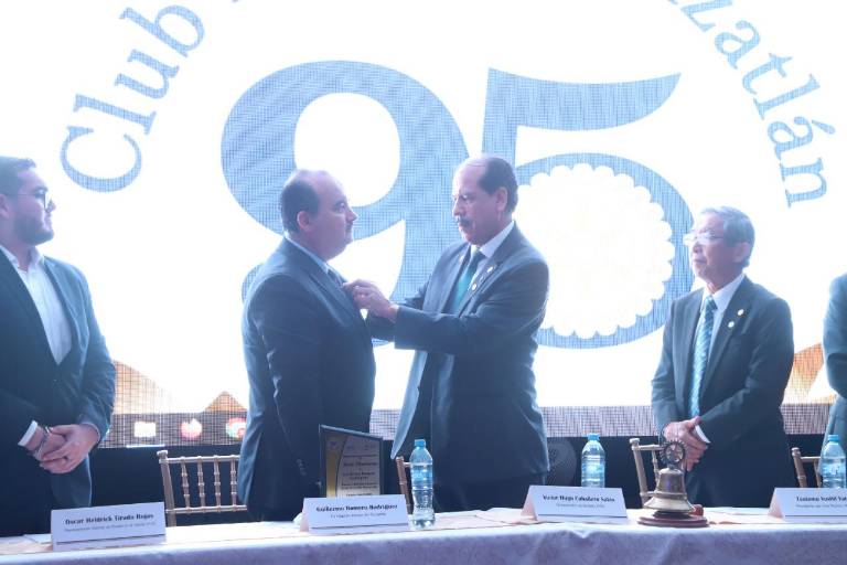 Reconoce Club Rotario Mazatlán a Guillermo Romero como Socio Honorífico