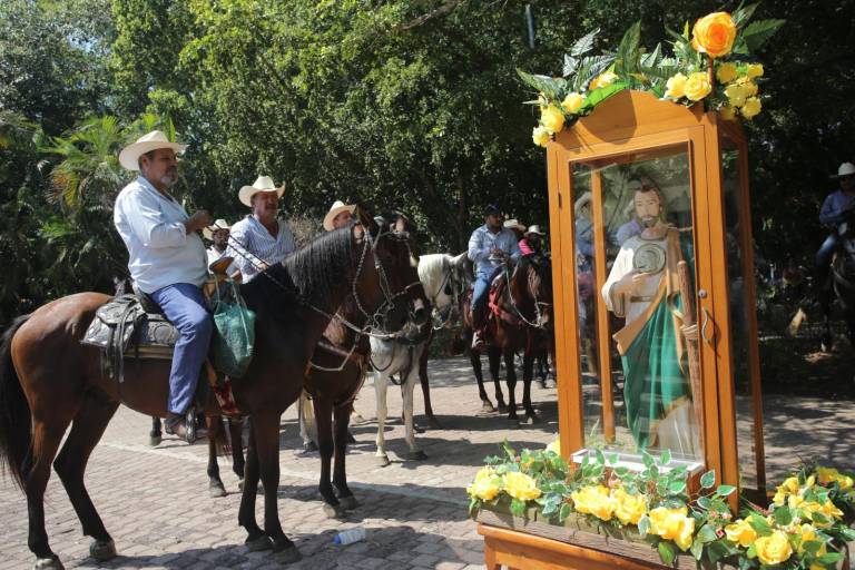 Charros y feligreses demuestran su devoción a San Judas Tadeo con peregrinación y cabalgata