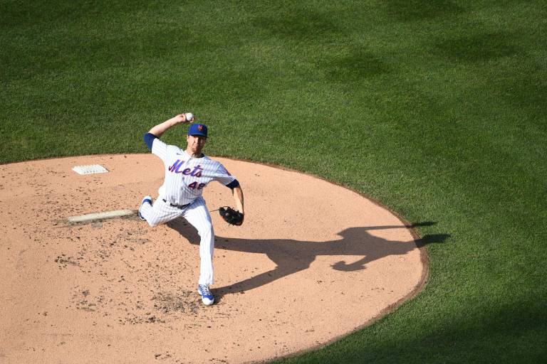 Jacob deGrom domina a Bravos tras susto en el hombro y baja efectividad a 0.50