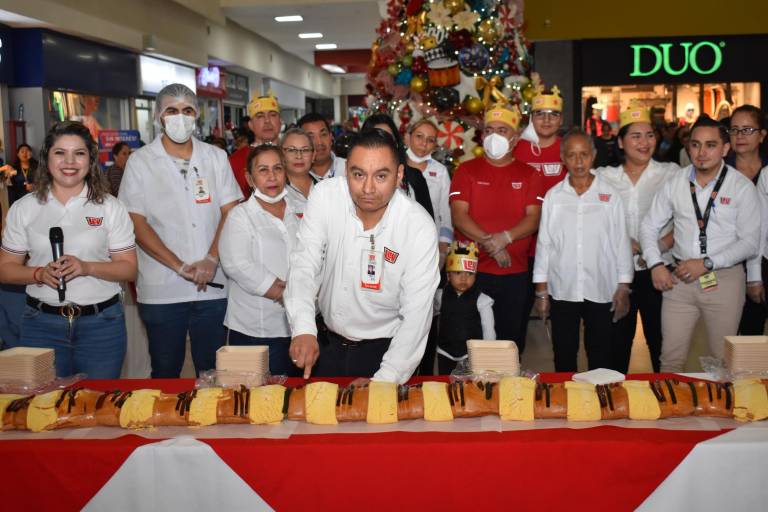 Comparte Grupo Ley su tradicional Rosca de Reyes con sus clientes