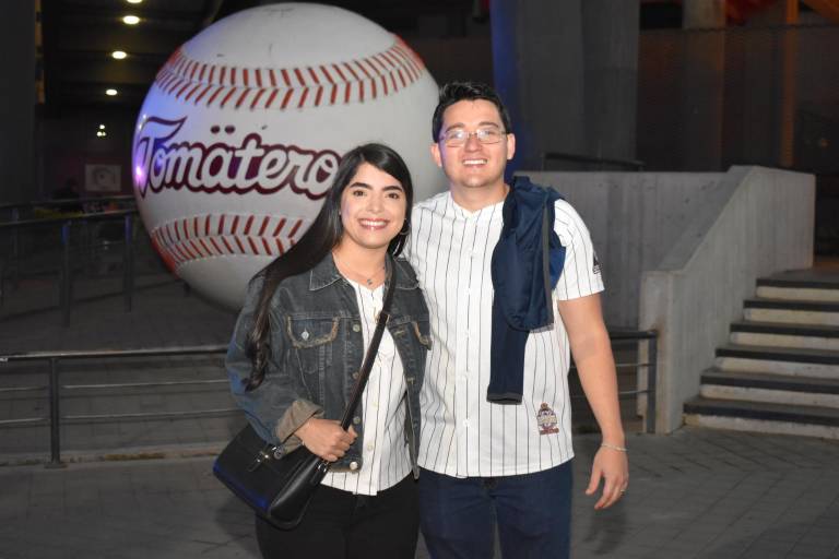 Viven sinaloenses emocionante juego en el estadio Tomateros