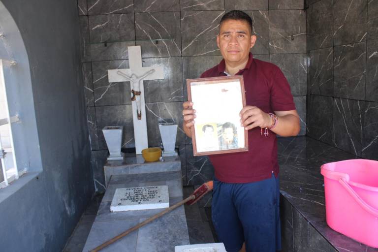 José Armando, con amor y gratitud, acude a limpiar la tumba de sus padres al panteón en Rosario