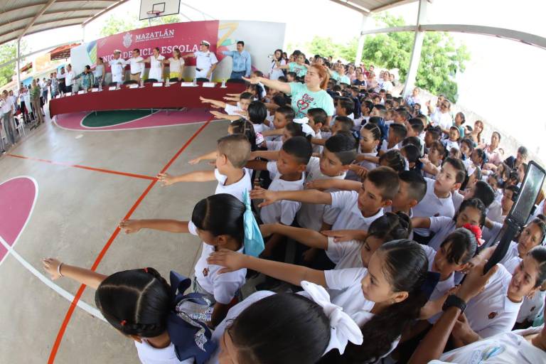 Arranca en Mazatlán el ciclo escolar con Lunes Cívico en la Primaria Renato Vega Amador