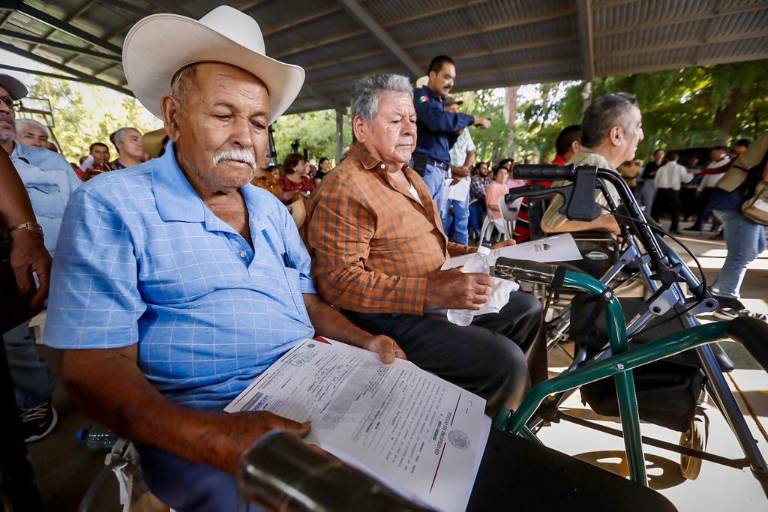 Gobierno de Sinaloa entrega títulos de propiedad a más de 1,500 familias