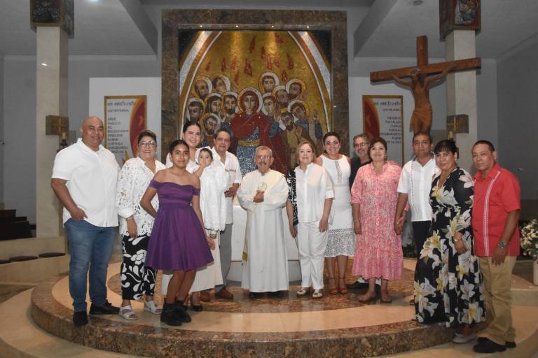 Recibe Evangeline Gastélum Caro las aguas del bautismo