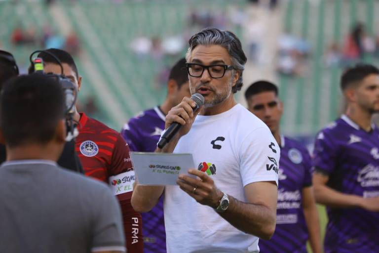 ‘Encanta’ Jaime Camil a aficionados al futbol en Mazatlán