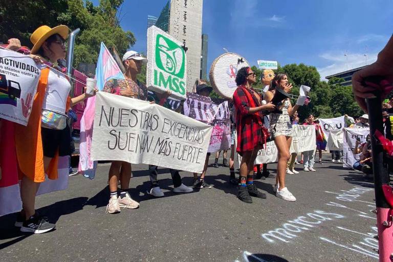 Exigen en marcha fin al lucro hecho por empresas y políticos con las vivencias LGBTI+