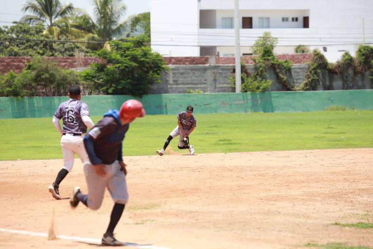 Pollería Catalina se adelanta en playoffs de Liga 35 años