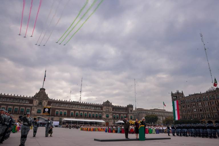 Sheinbaum encabeza su primer desfile como Comandanta Suprema de las Fuerzas Armadas
