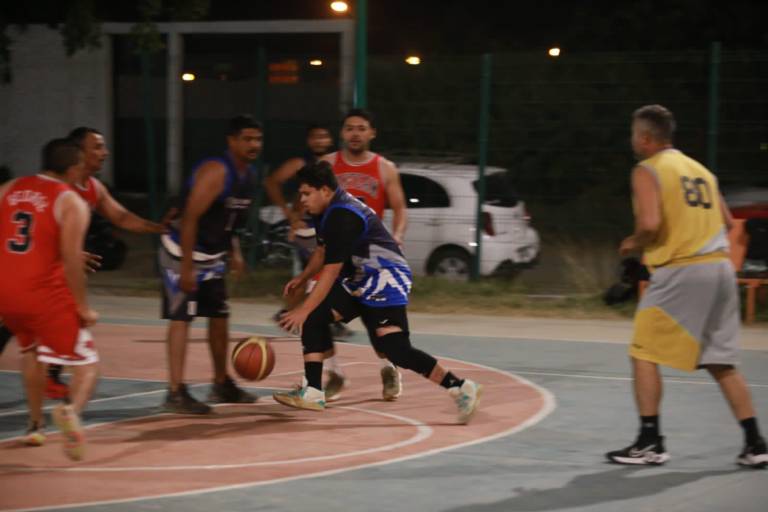 Cremería del Bajío supera a susheros en Baloncesto Burócrata