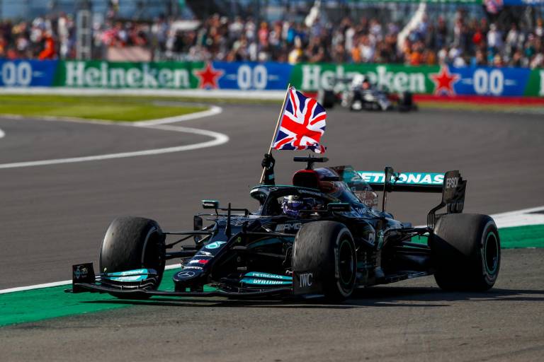 Lewis Hamilton gana accidentada carrera en Silverstone; Checo termina en el lugar 16