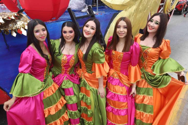 Disfrutan del segundo desfile carnavalero y despiden el ‘Eclipse Barroco’