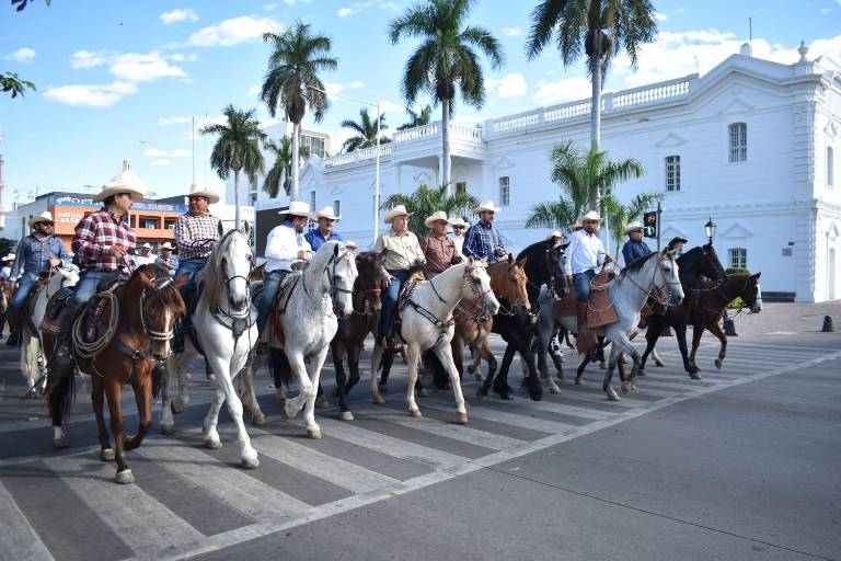 Con cabalgata por el Centro de Culiacán, inician festejos de la Expo Ganadera 2023