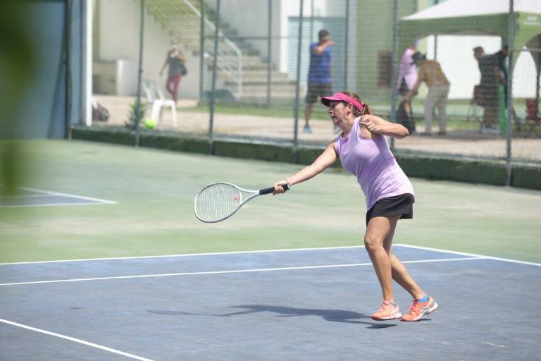 Domina Muralla a Club Cachoras en Tenis Bajo Techo
