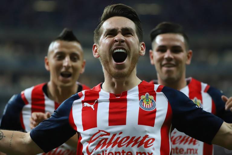 Chivas encadena tres triunfos y asegura repechaje